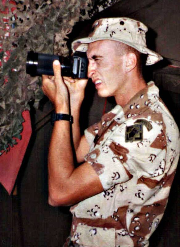 El sargento Kirby Lee Vaughn en acción durante la Operación Desert Shield en octubre de 1990 ...