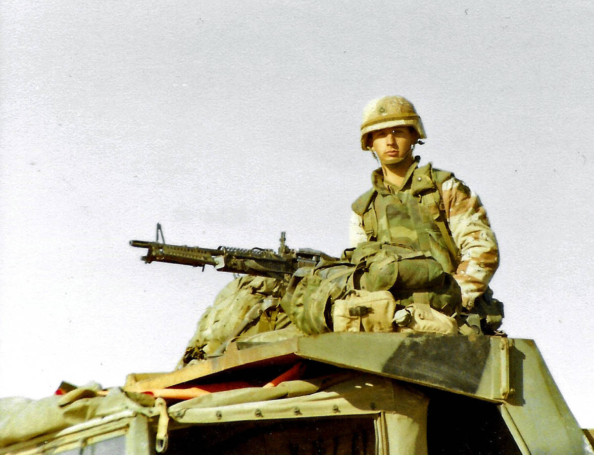 A paratrooper and his M60 machine gun during Operation Desert Storm in February 1991. (Kirby Le ...