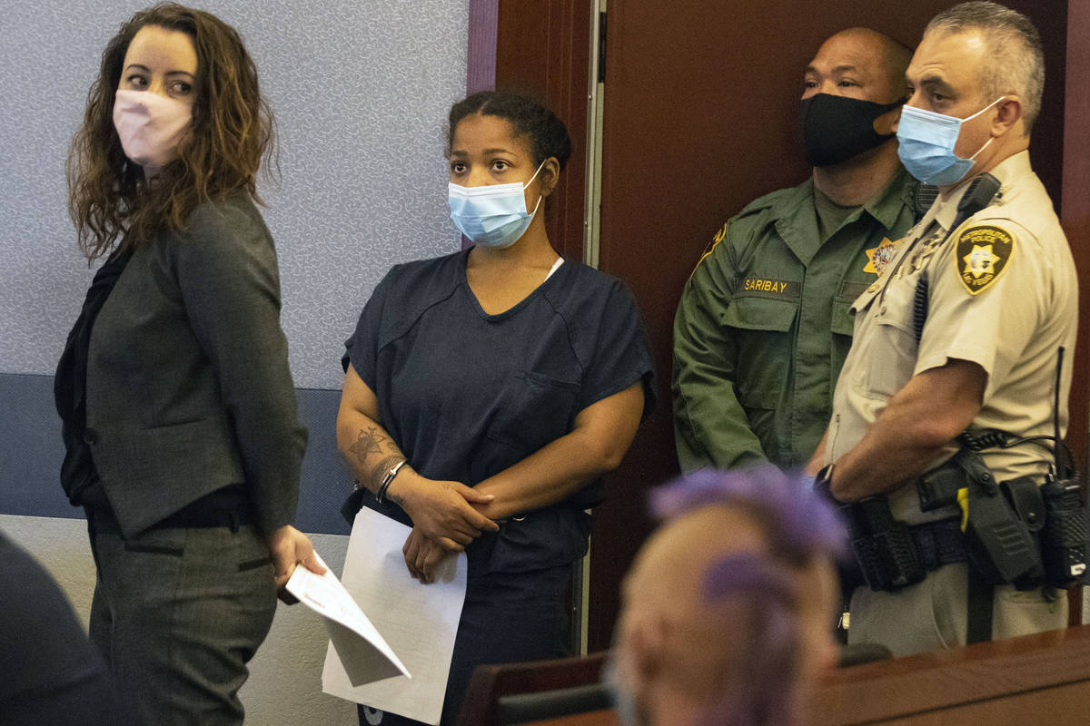 Amanda Sharp-Jefferson, segunda a la izquierda, acusada de asesinato en relación con la muerte ...