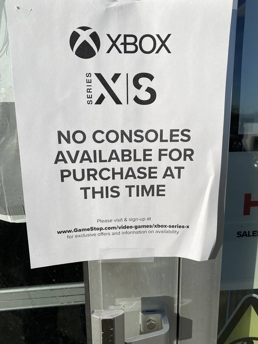 Un letrero en el local de Gamestop's Rainbow Spring alerta a los clientes de que las nuevas con ...