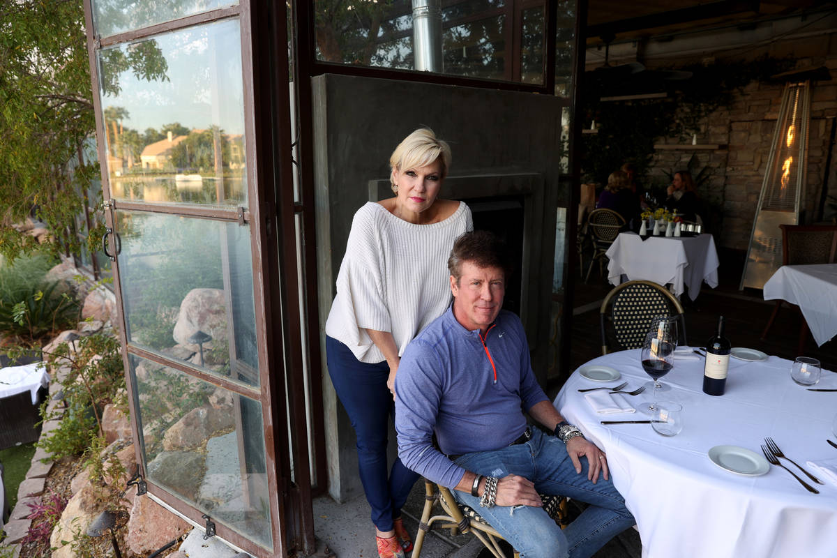Jeff y Rhonda Wyatt, dueños de Marche Bacchus French Bistro & Wine Shop, en su restaurante jun ...