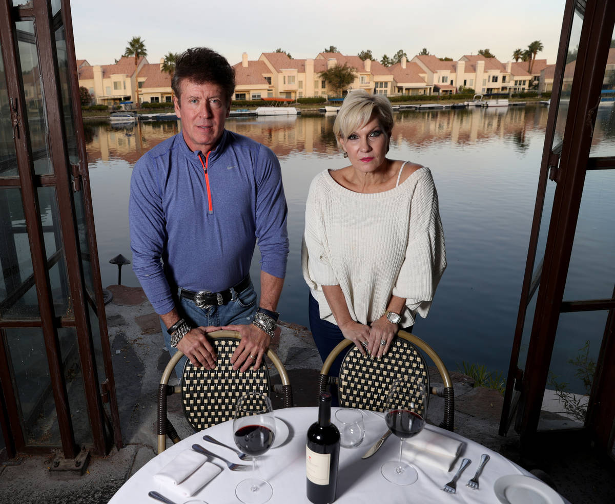 Jeff y Rhonda Wyatt, dueños de Marche Bacchus French Bistro & Wine Shop, en su restaurante jun ...
