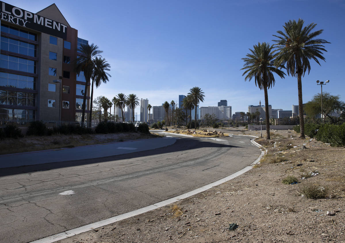 El terreno vacío al este del Strip en Paradise Road entre un hotel vacío de Siegel Group y un ...