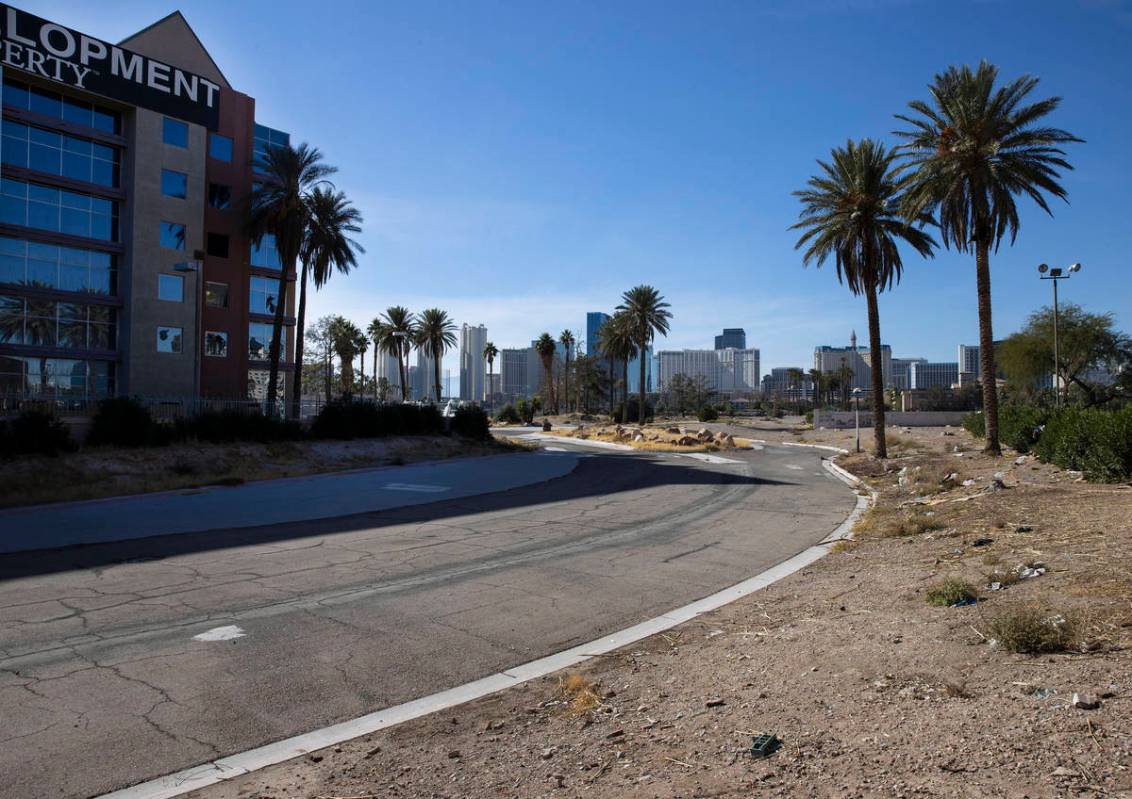 El terreno vacío al este del Strip en Paradise Road entre un hotel vacío de Siegel Group y un ...