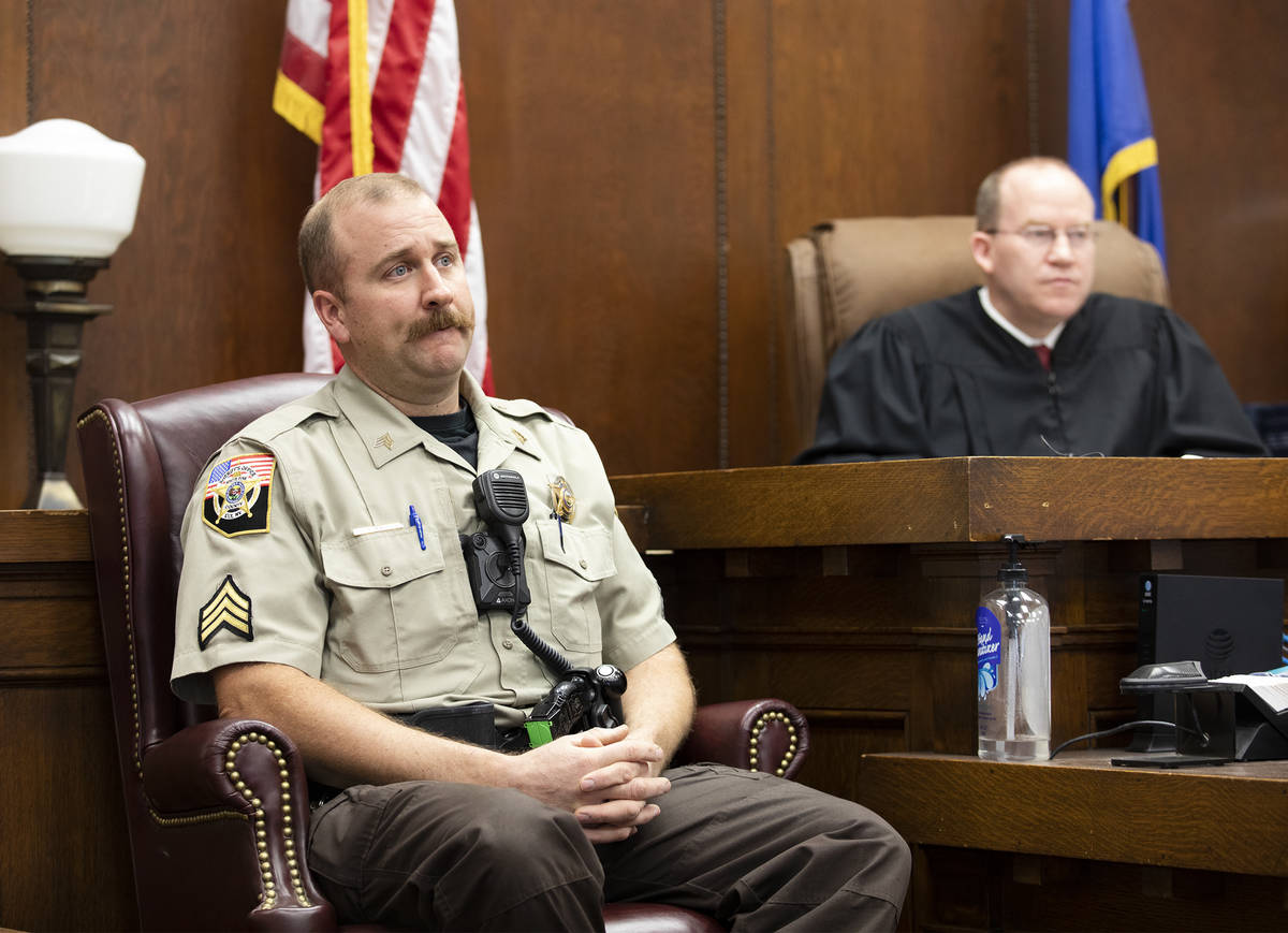 El sargento Nathan Mingo, izquierda, da testimonio mientras el juez de paz, Mason Simons, escuc ...