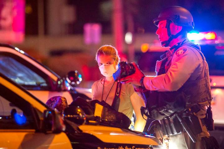 La fotógrafa del Las Vegas Review-Journal, Ellen Schmidt, es arrestada por agentes de la Polic ...