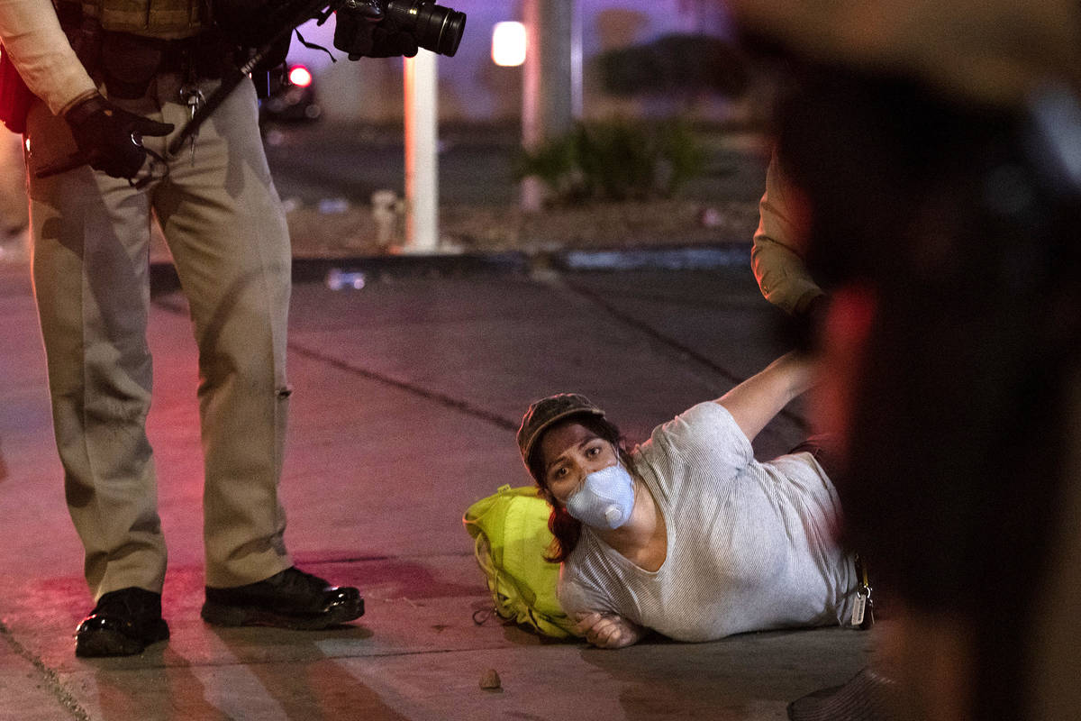La fotógrafa Bridget Bennett, es arrestada por agentes de la Policía Metropolitana mientras c ...