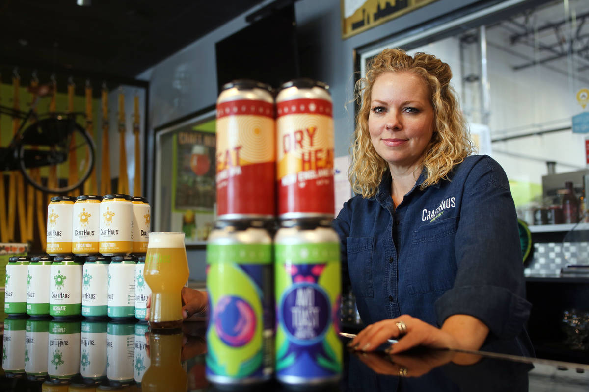 Wyndee Forrest, co-propietaria de CraftHaus Brewery, vista en Henderson en 2019. (Elizabeth Pag ...