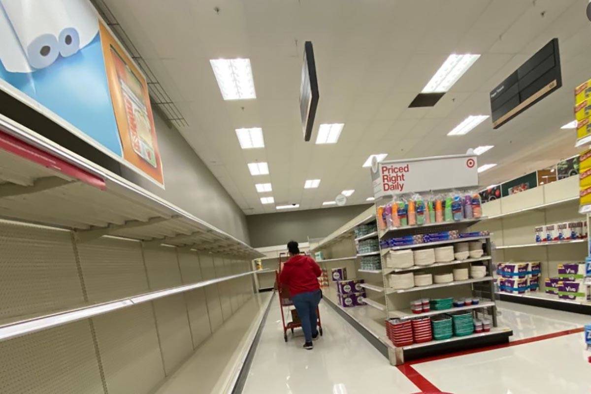 Estantes de productos vacíos en una tienda Target de Las Vegas el jueves, 12 de noviembre de 2 ...