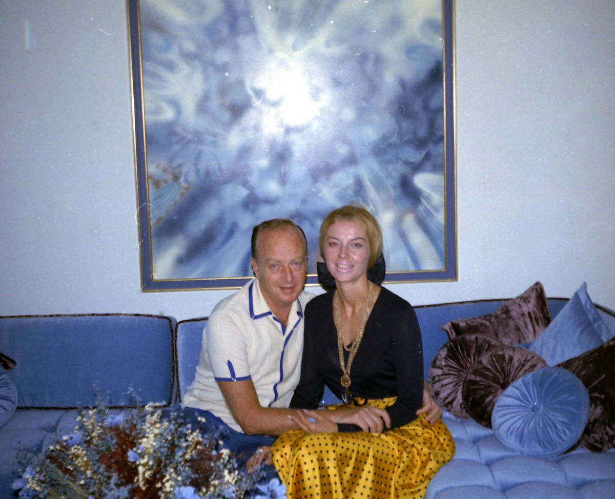 El ejecutivo de casinos Frank “Lefty" Rosenthal, izquierda, sentado junto a su esposa Geri Ro ...