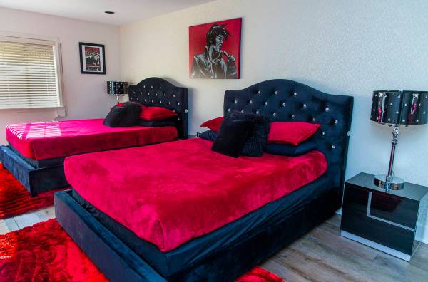 Una habitación con temática de Elvis es uno de los muchos espacios preservados durante una vi ...