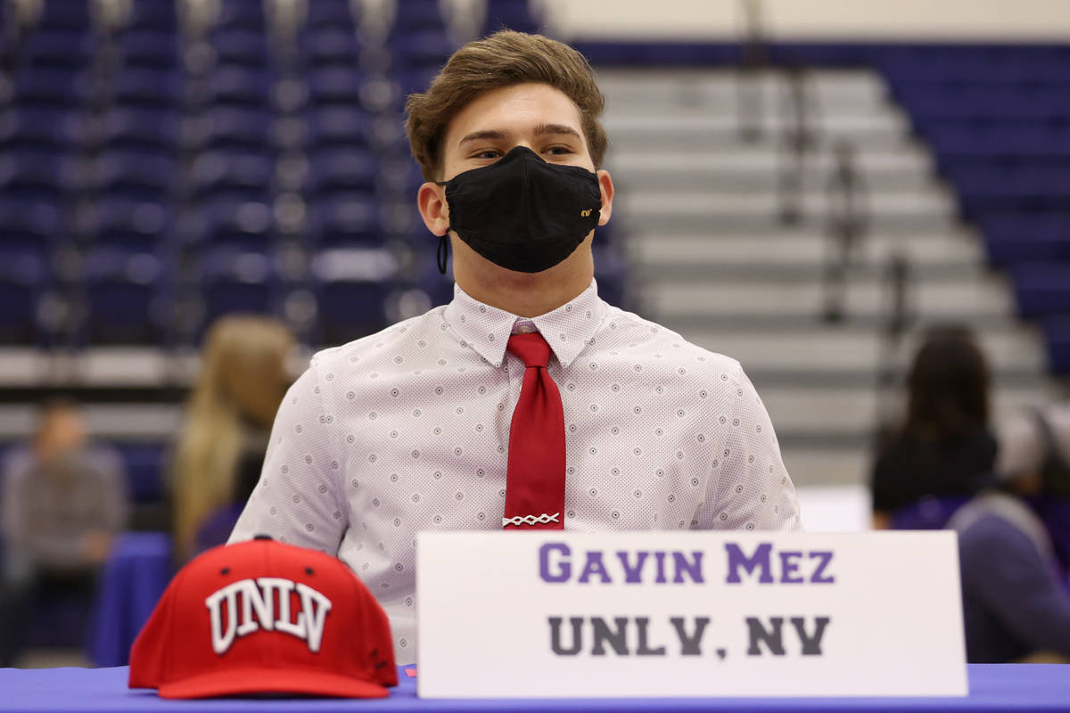 Gavin Mez es fotografiado durante una ceremonia de firma en la preparatoria Bishop Gorman en La ...