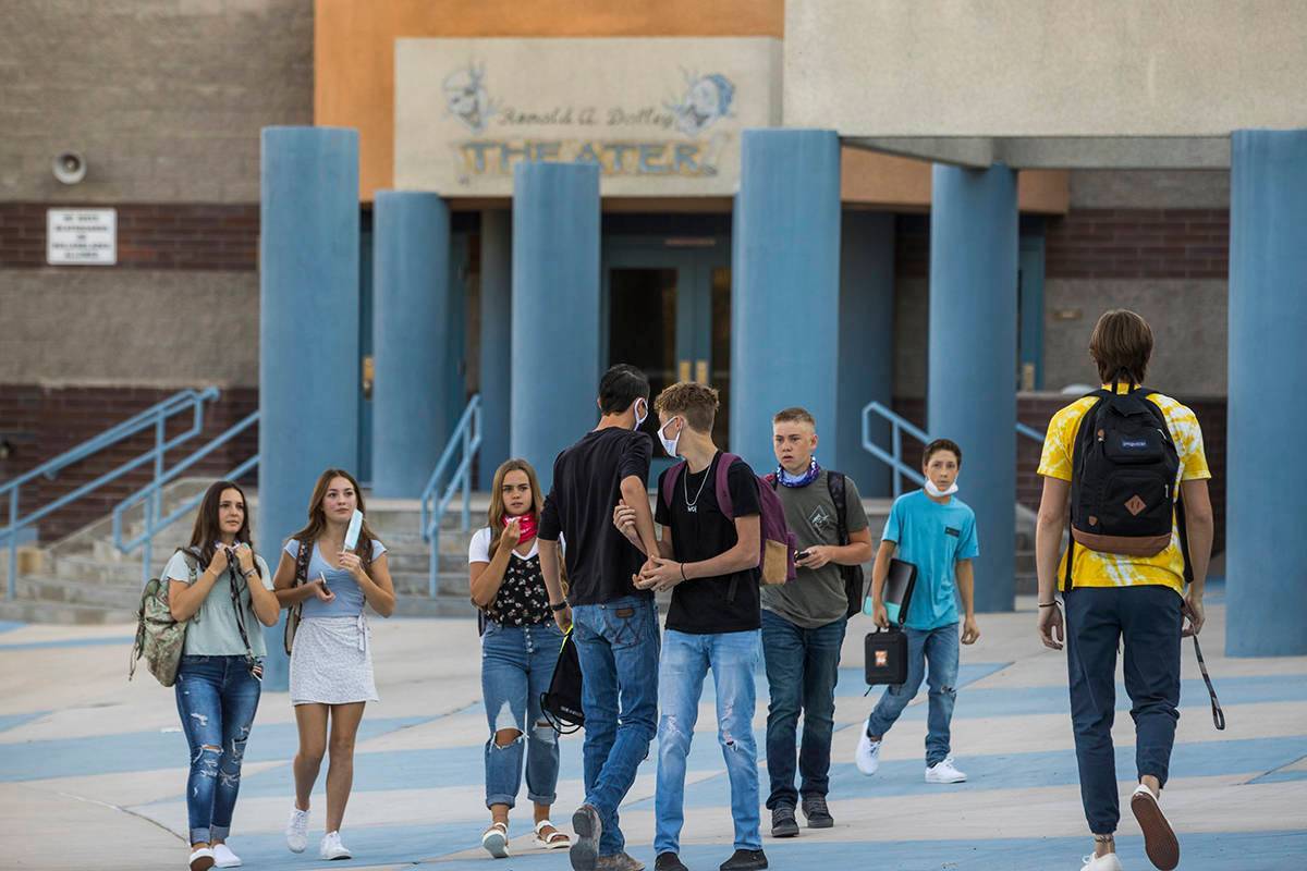 En esta foto de archivo, estudiantes y adultos se reúnen afuera de Moapa Valley High School an ...