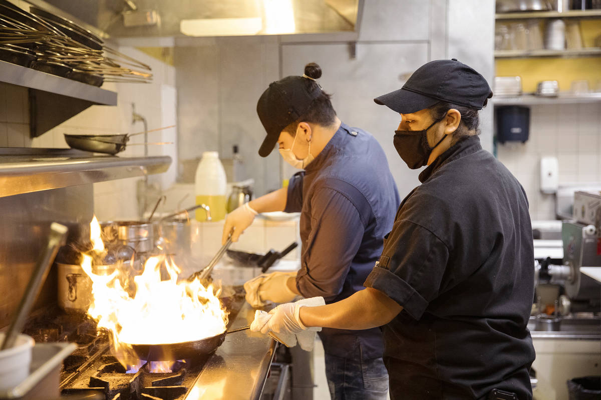 El chef Omar Velázquez, izquierda, y la chef Denise Ortiz, derecha, cocinan en Pasta Shop Rist ...
