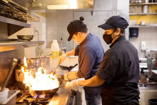 El chef Omar Velázquez, izquierda, y la chef Denise Ortiz, derecha, cocinan en Pasta Shop Rist ...