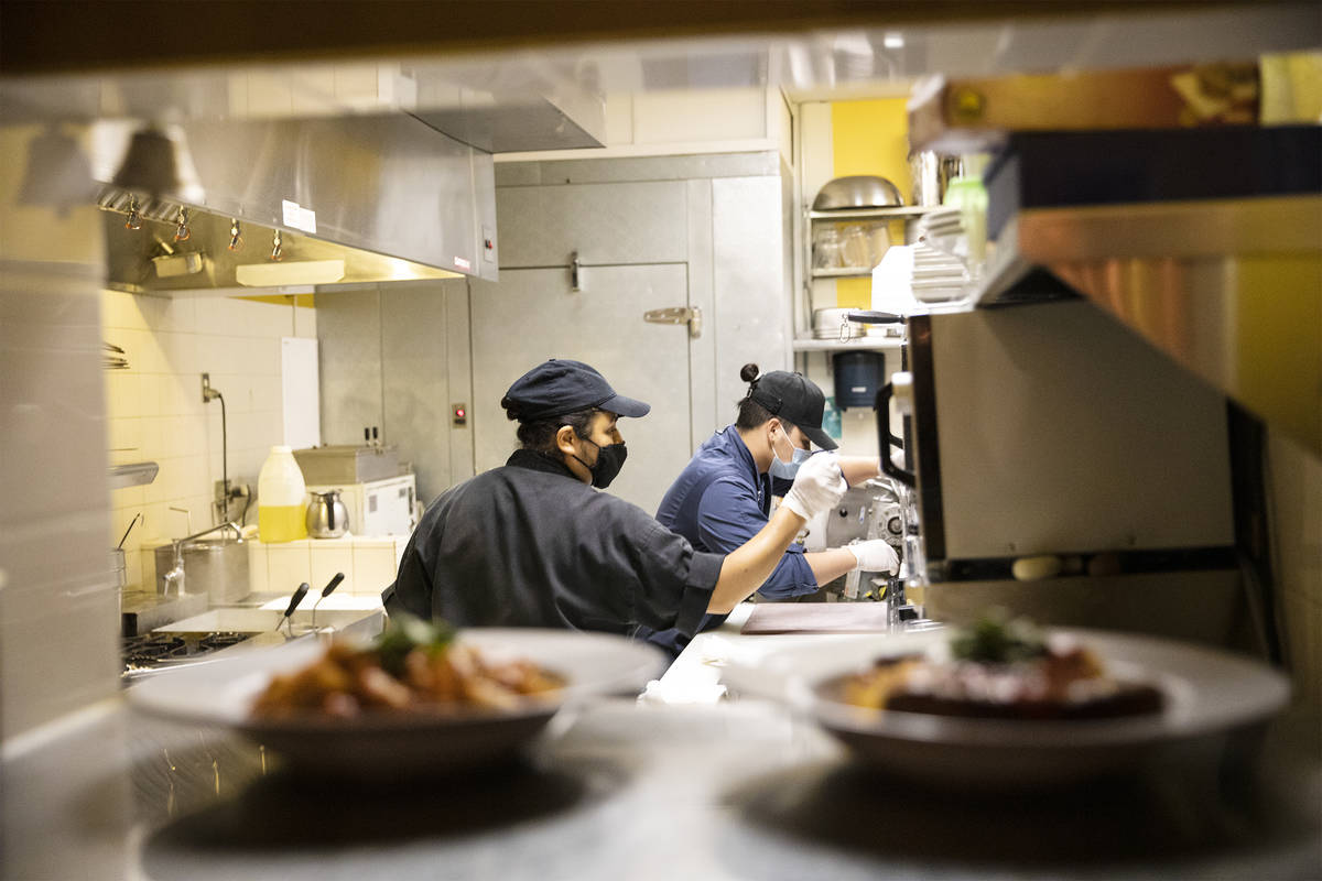La chef Denise Ortiz, izquierda, y el chef Omar Velázquez, derecha, cocinan cenas en Pasta Sho ...