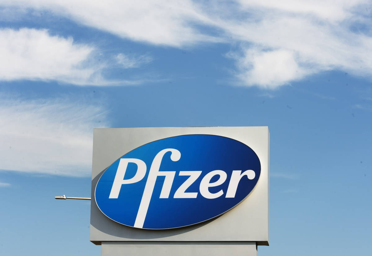 Un cartel con el logo de Pfizer se encuentra fuera de la sede corporativa de Pfizer Canadá en ...
