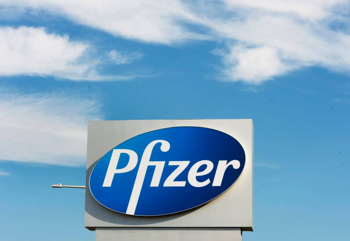 Un cartel con el logo de Pfizer se encuentra fuera de la sede corporativa de Pfizer Canadá en ...