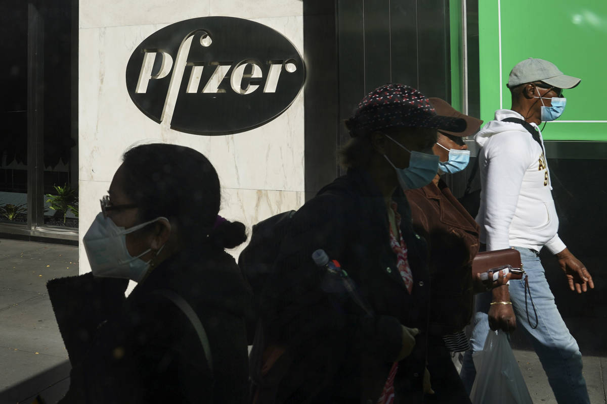Peatones pasan por delante de la sede mundial de Pfizer en Nueva York. Pfizer anunció el miér ...