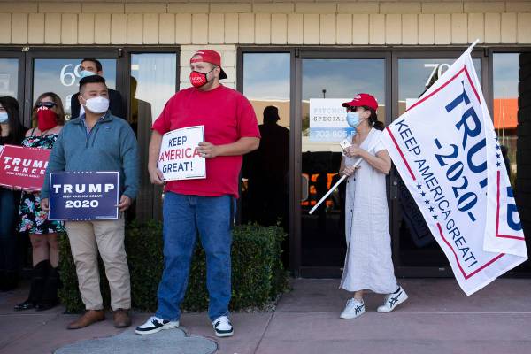 Partidarios de Donald Trump asisten a una conferencia de prensa de los republicanos de Nevada a ...