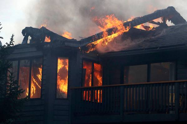 Una casa se quema durante el incendio de Pinehaven en el área del Rancho Caughlin en Reno, Nev ...
