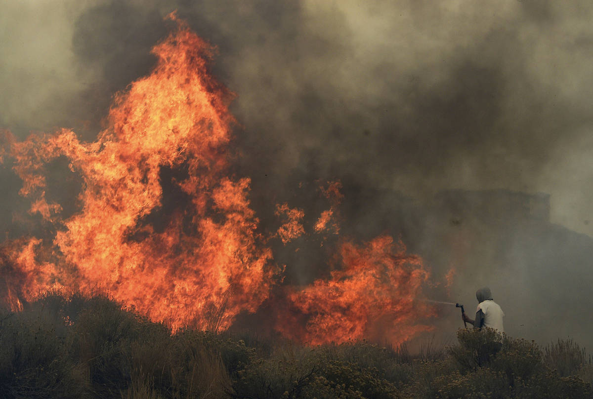 Incendios forestales en el suroeste de Reno destruyen casas en el área de Juniper Hills el mar ...