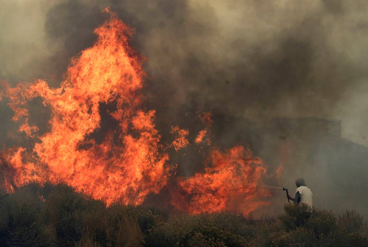 Incendios forestales en el suroeste de Reno destruyen casas en el área de Juniper Hills el mar ...