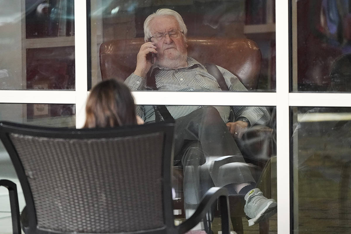 En esta foto de archivo, Nedra Toponce, en primer plano, habla con su padre Clair, de 83 años, ...
