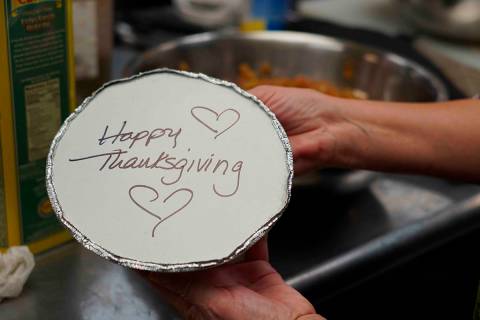 Voluntarios preparan comidas individuales de Acción de Gracias para ancianos en Hawthorne, N.J ...