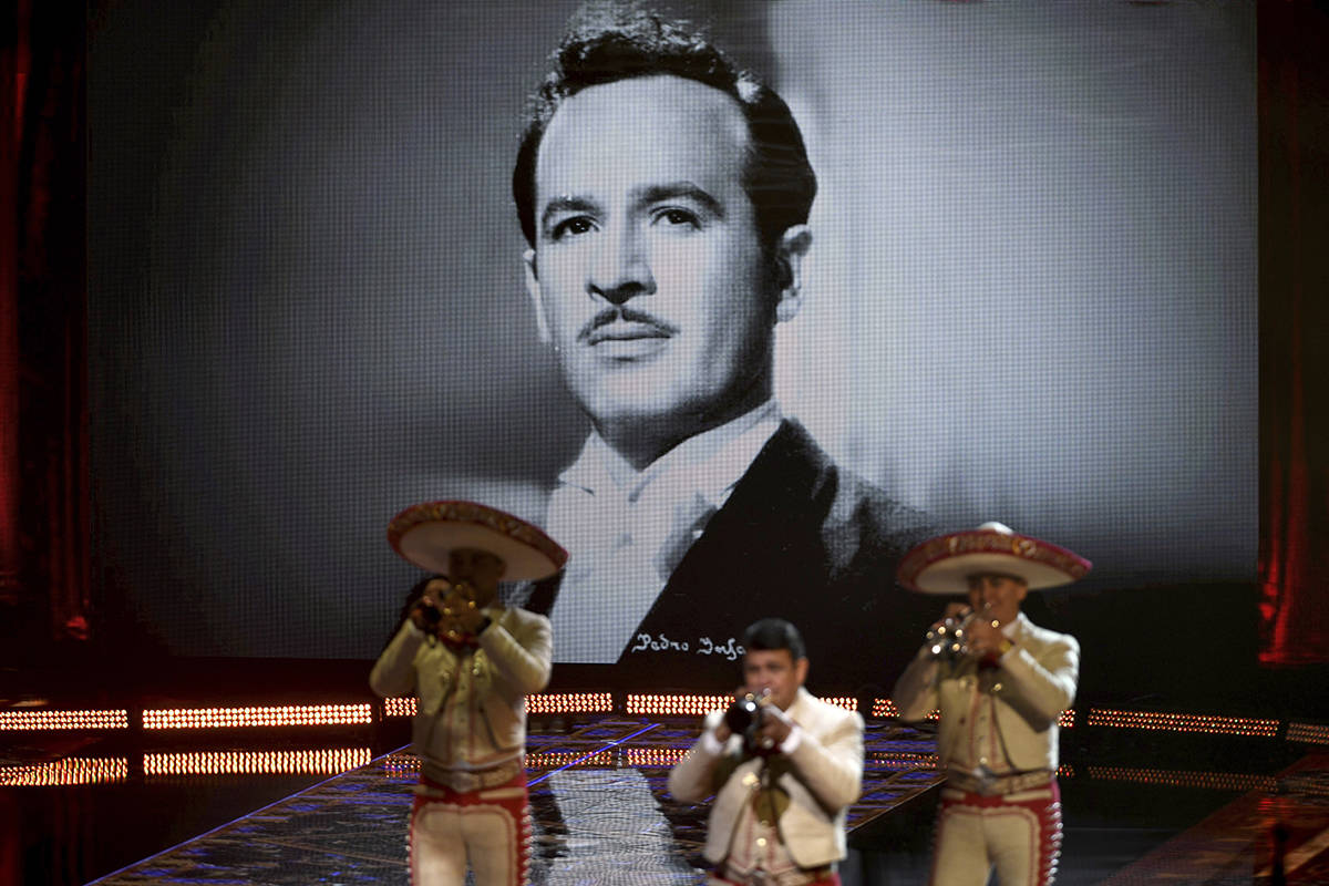 Mariachi Sol de México de José Hernández se presenta con la cantante y compositora mexicano- ...