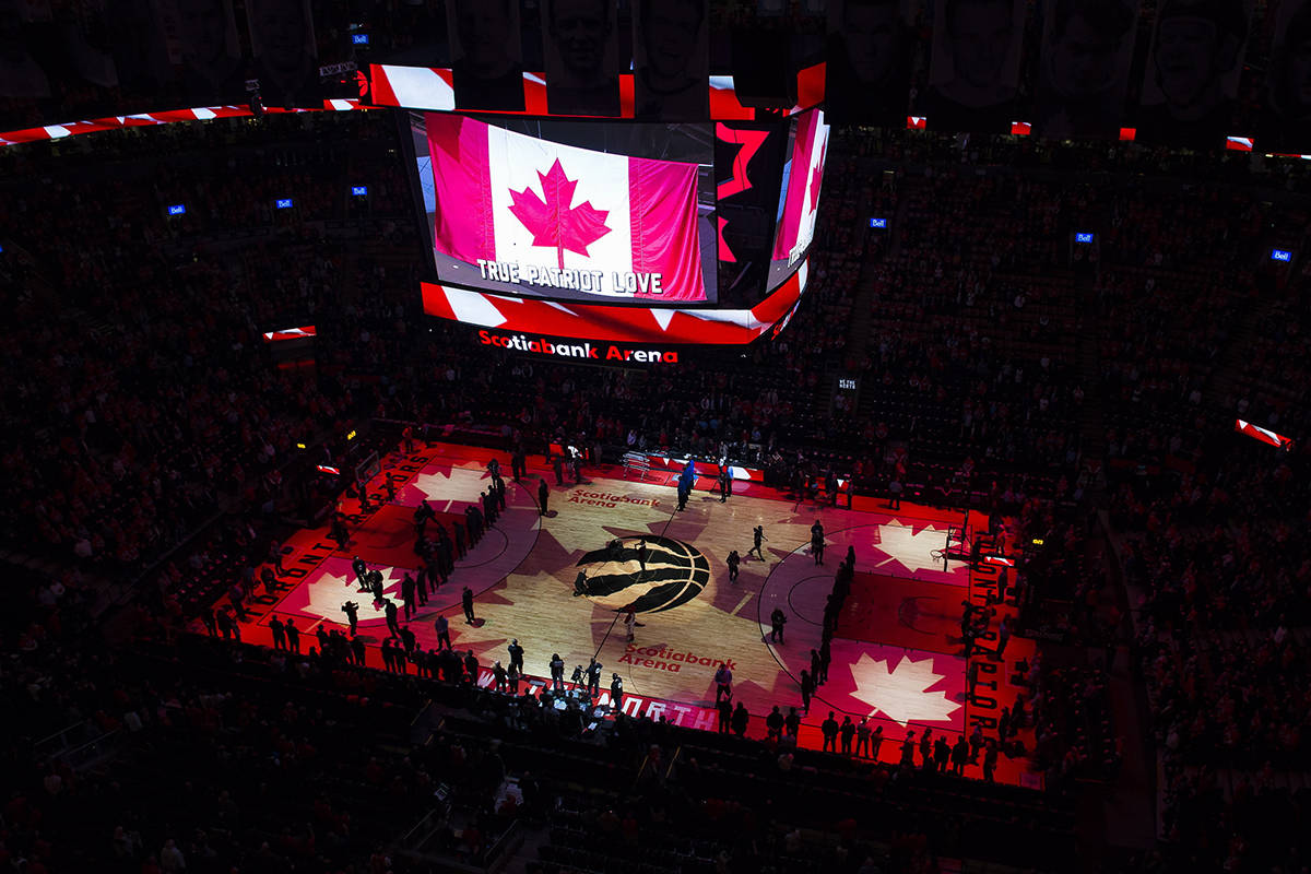 En esta foto de archivo del 16 de abril de 2019, los fanáticos cantan el himno nacional canadi ...