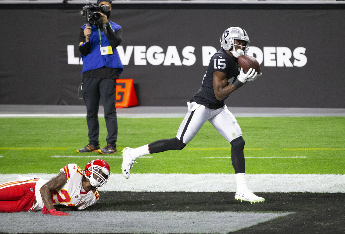 El receptor de los Raiders de Las Vegas, Nelson Agholor (15), anota un touchdown mientras el co ...