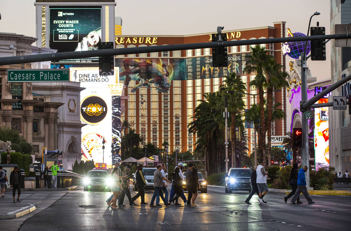 La gente cruza el Strip de Las Vegas el jueves, 19 de noviembre de 2020. (Chase Stevens/Las Veg ...