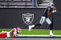 El receptor de los Raiders de Las Vegas, Nelson Agholor (15), anota un touchdown mientras el co ...