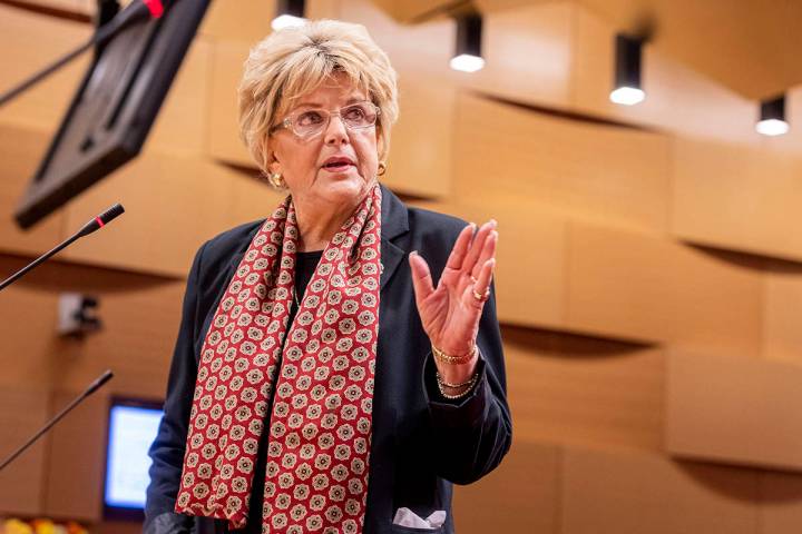 La alcaldesa de Las Vegas, Carolyn Goodman, hace una declaración pública durante una reunión ...