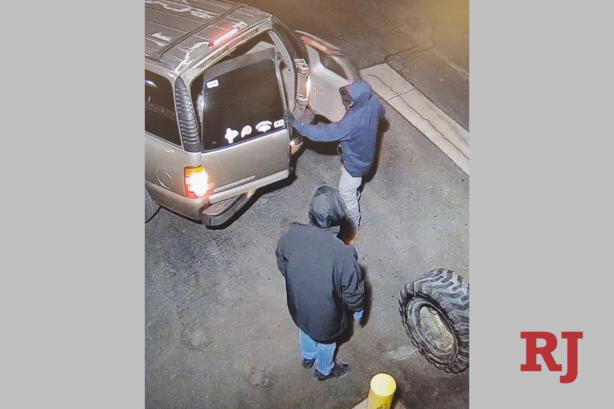 Una foto de vigilancia muestra a dos personas robando cerca del Boulevard South Jones y la Aven ...