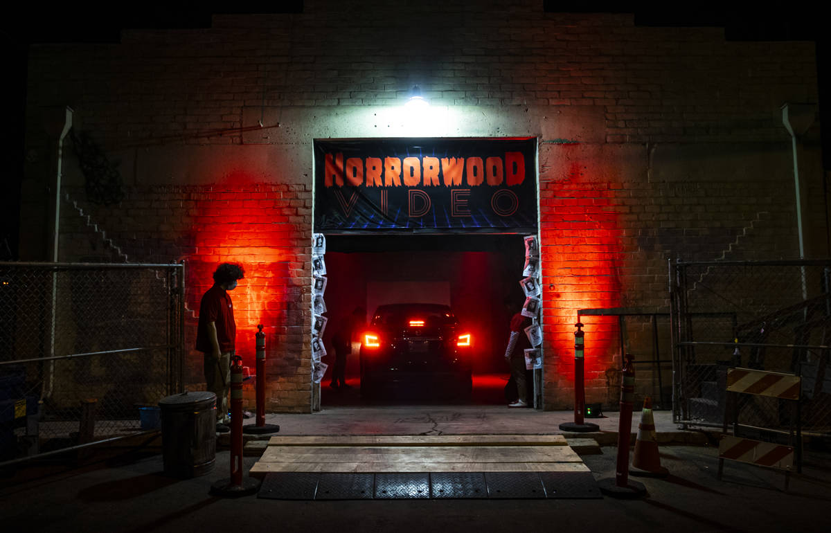 Un coche llega al autocine de Horrorwood Video en Majestic Repertory Theatre al centro de Las V ...