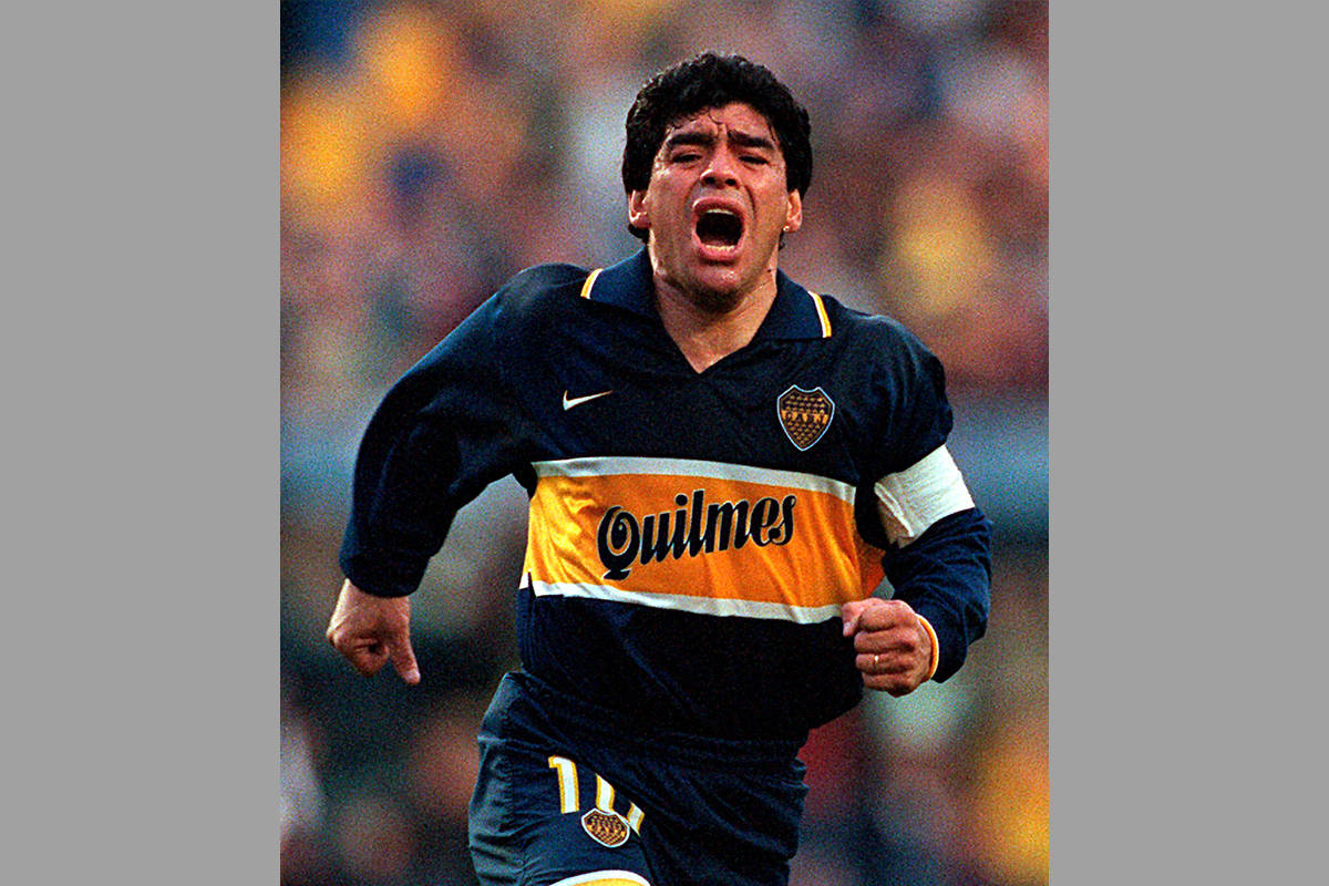 En esta fotografía de archivo del 25 de octubre de 1997, Diego Armando Maradona celebra un gol ...
