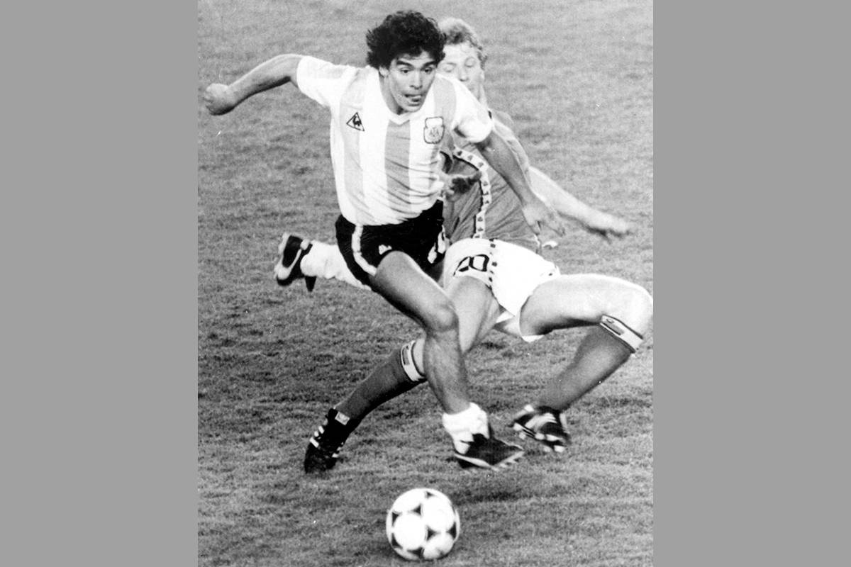 En esta fotografía de archivo del 13 de junio de 1982, el argentino Diego Maradona, al frente, ...