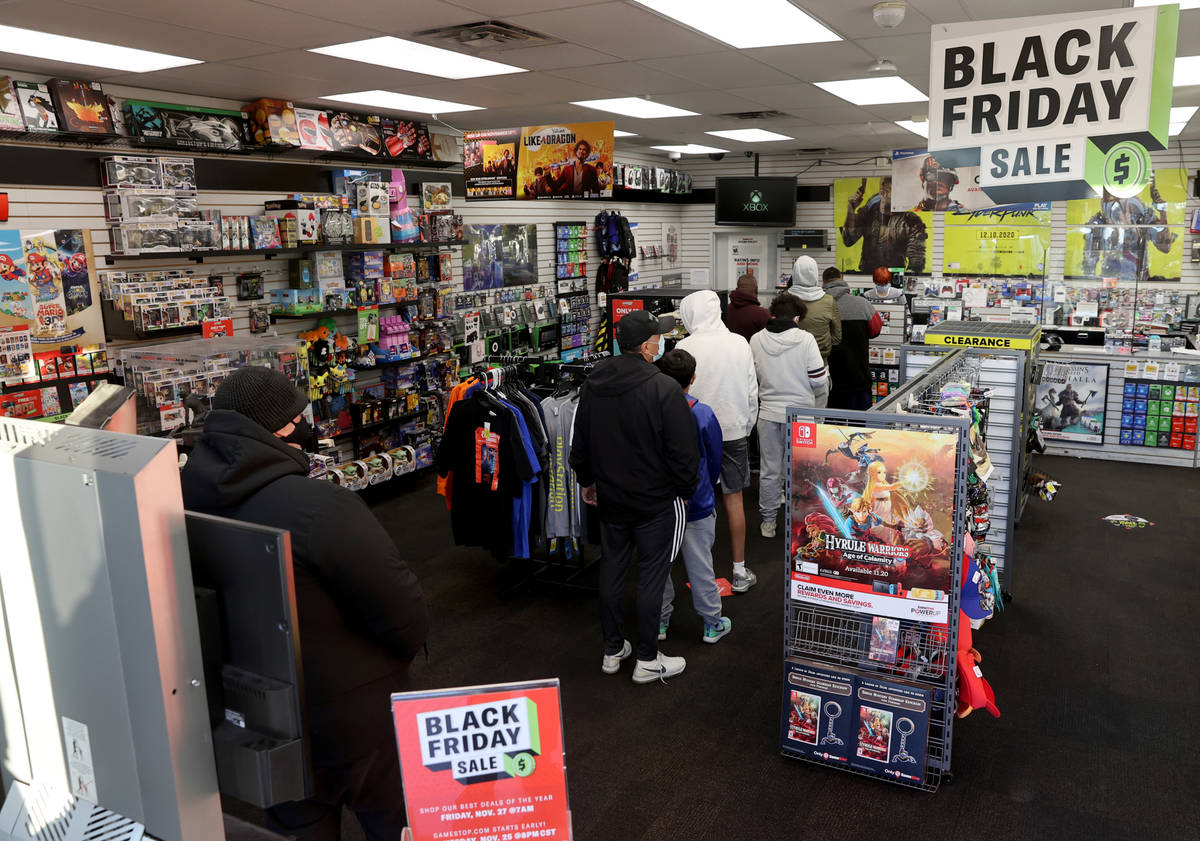 Compradores se alinean para las ofertas del Black Friday en GameStop en East Tropicana Avenue e ...