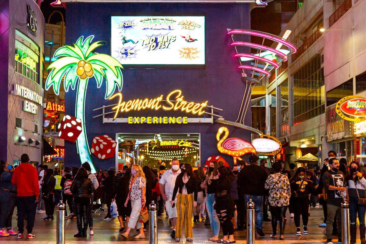 La gente camina por Fremont Street Experience en el centro de Las Vegas, el sábado 21 de novie ...