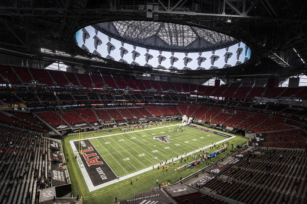 Los Atlanta Falcons toman el campo antes del comienzo de un partido de fútbol de la NFL contra ...