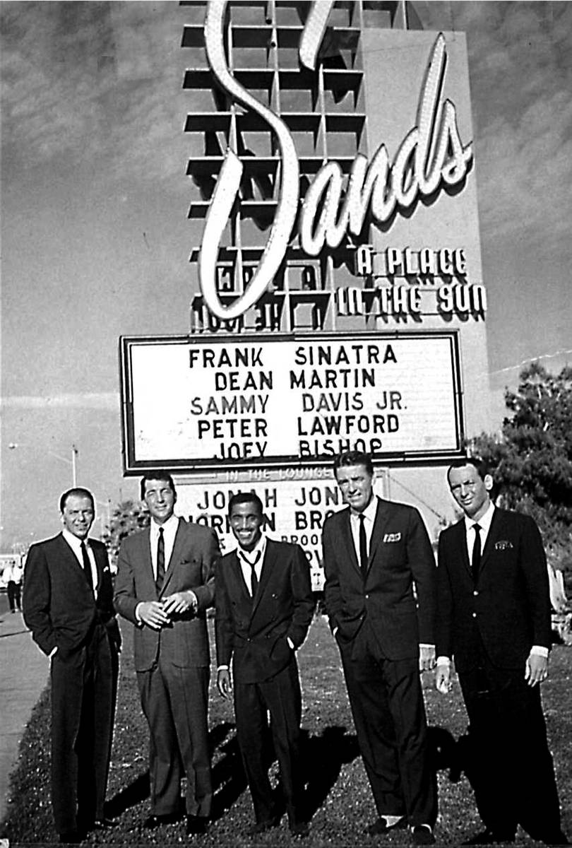 Miembros del legendario "Rat Pack", de izquierda a derecha, Frank Sinatra, Dean Martin, Sammy D ...