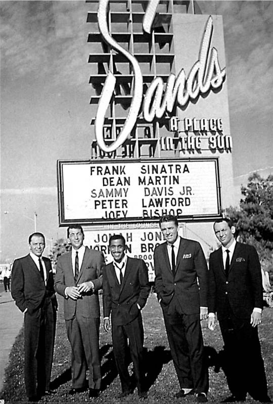 Miembros del legendario "Rat Pack", de izquierda a derecha, Frank Sinatra, Dean Martin, Sammy D ...
