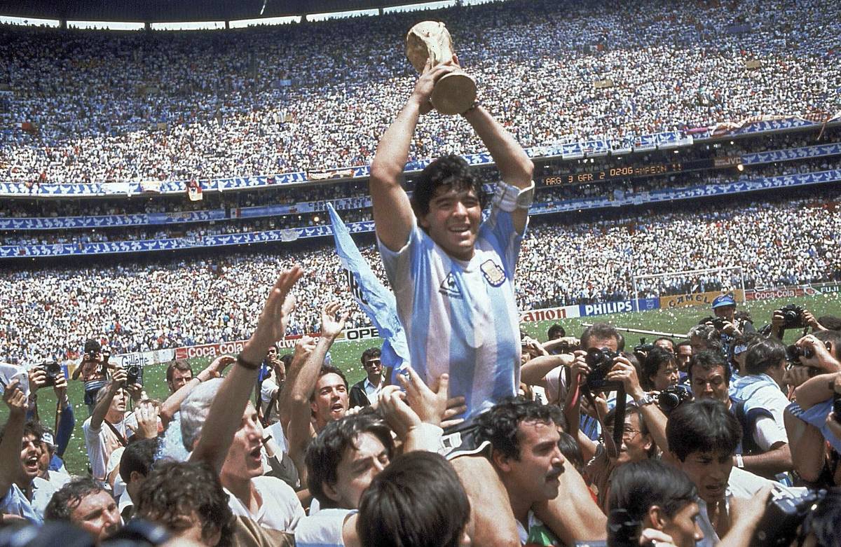 En esta fotografía de archivo del 29 de junio de 1986, Diego Maradona sostiene el trofeo de su ...