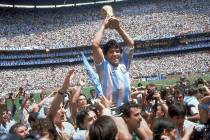 En esta fotografía de archivo del 29 de junio de 1986, Diego Maradona sostiene el trofeo de su ...