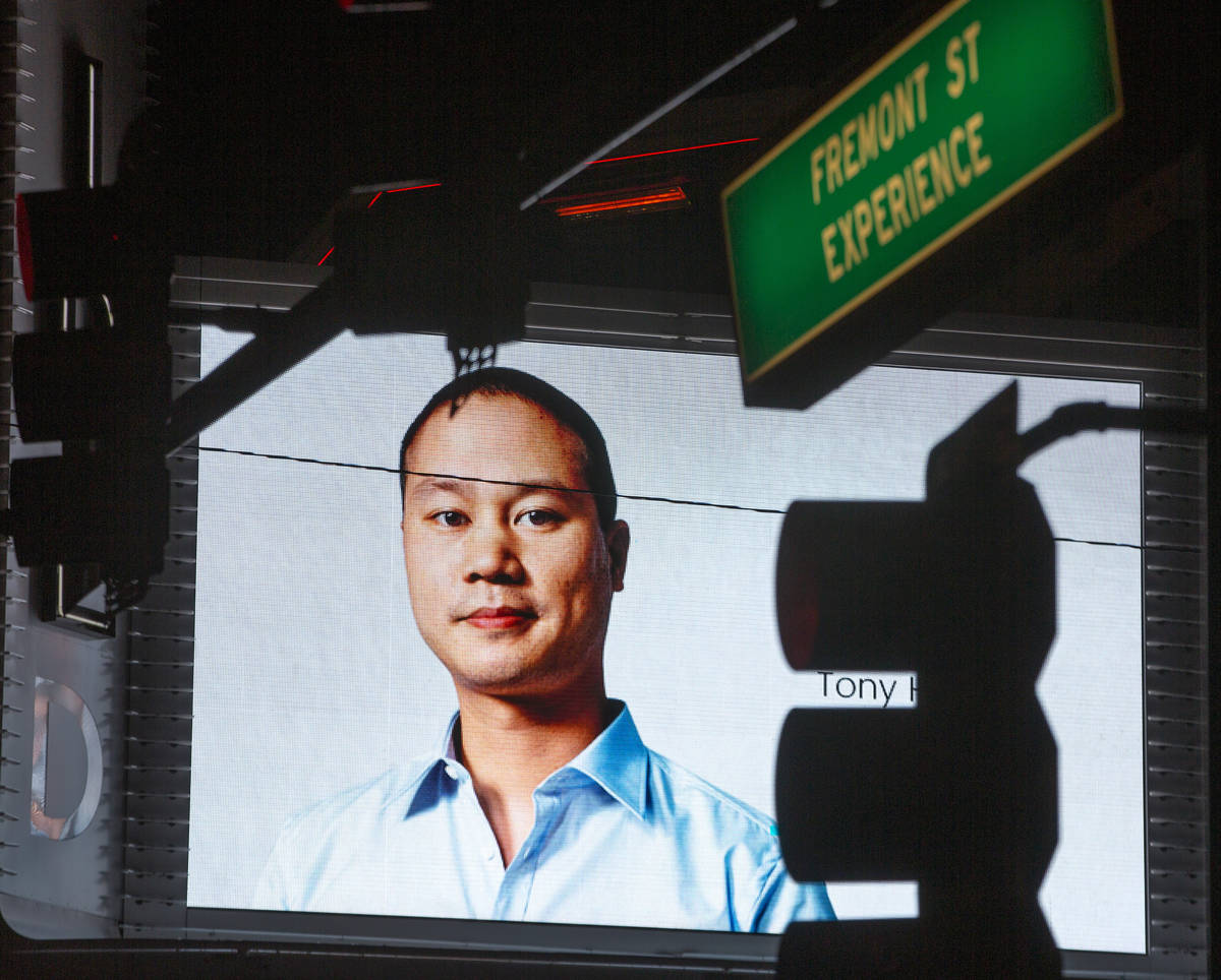 Los homenajes al ex-director general de Zappos y fundador del Downtown Project, Tony Hsieh, que ...