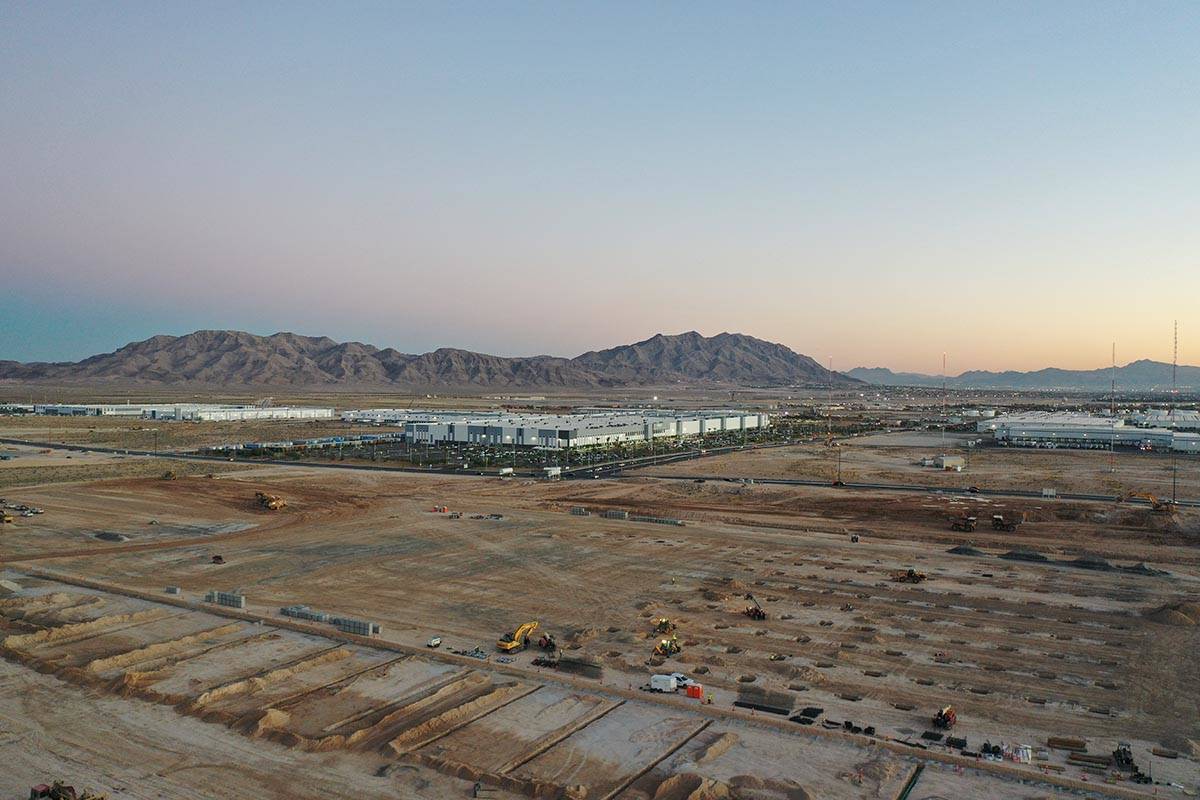 Trabajos de construcción en un edificio de 855 mil pies cuadrados de Amazon en North Las Vegas ...