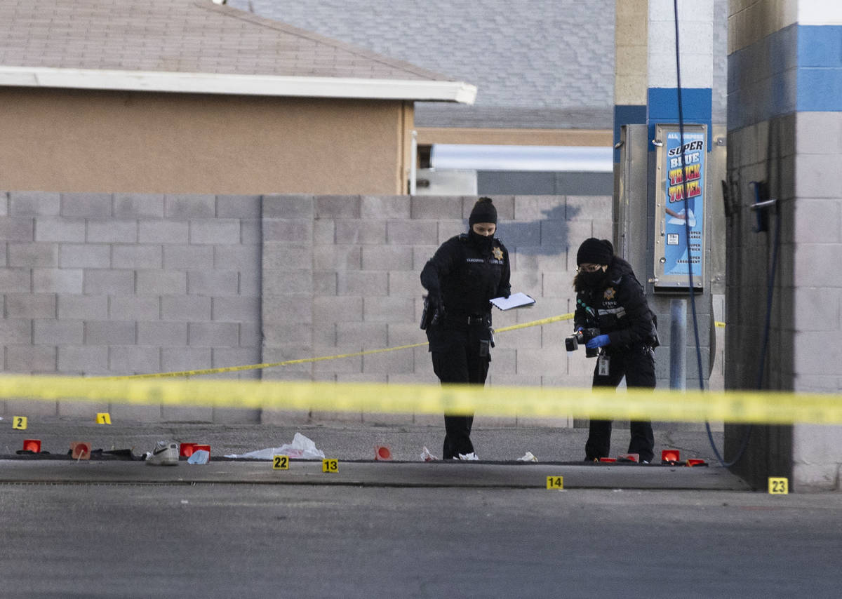 La Policía Metropolitana está investigando el tiroteo de dos personas en la intersección de ...