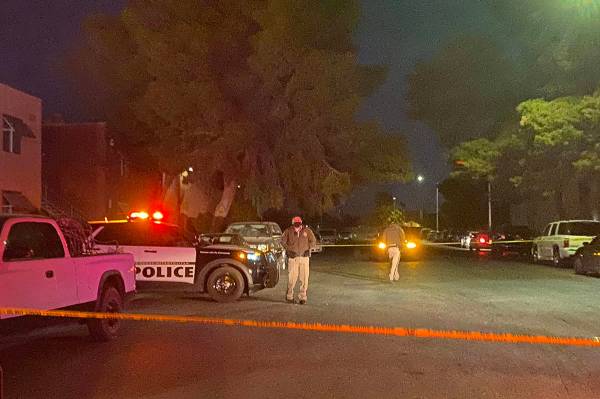 La policía de Las Vegas investiga la escena de un tiroteo en East Bonanza Road y Triest Court ...